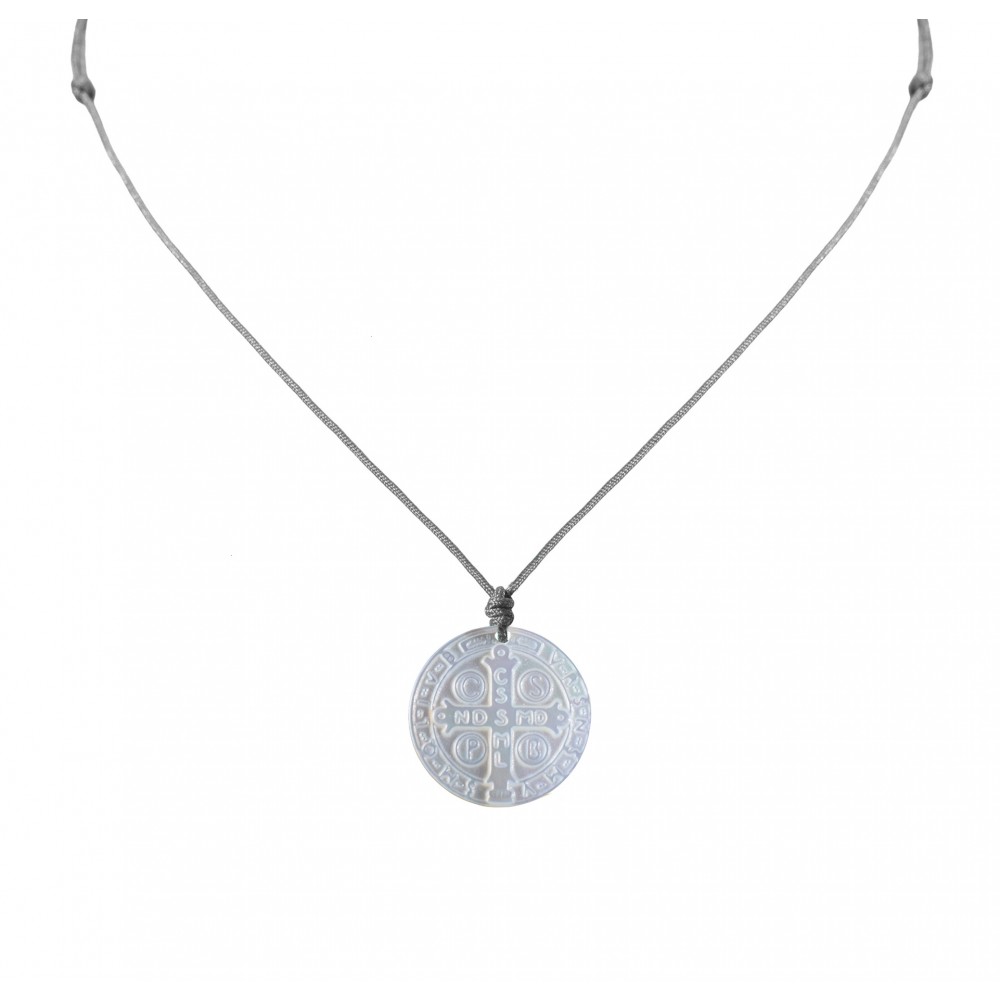 LES POULETTES BIJOUX Collier Lien Croix de Saint Benoit en Nacre - Gris