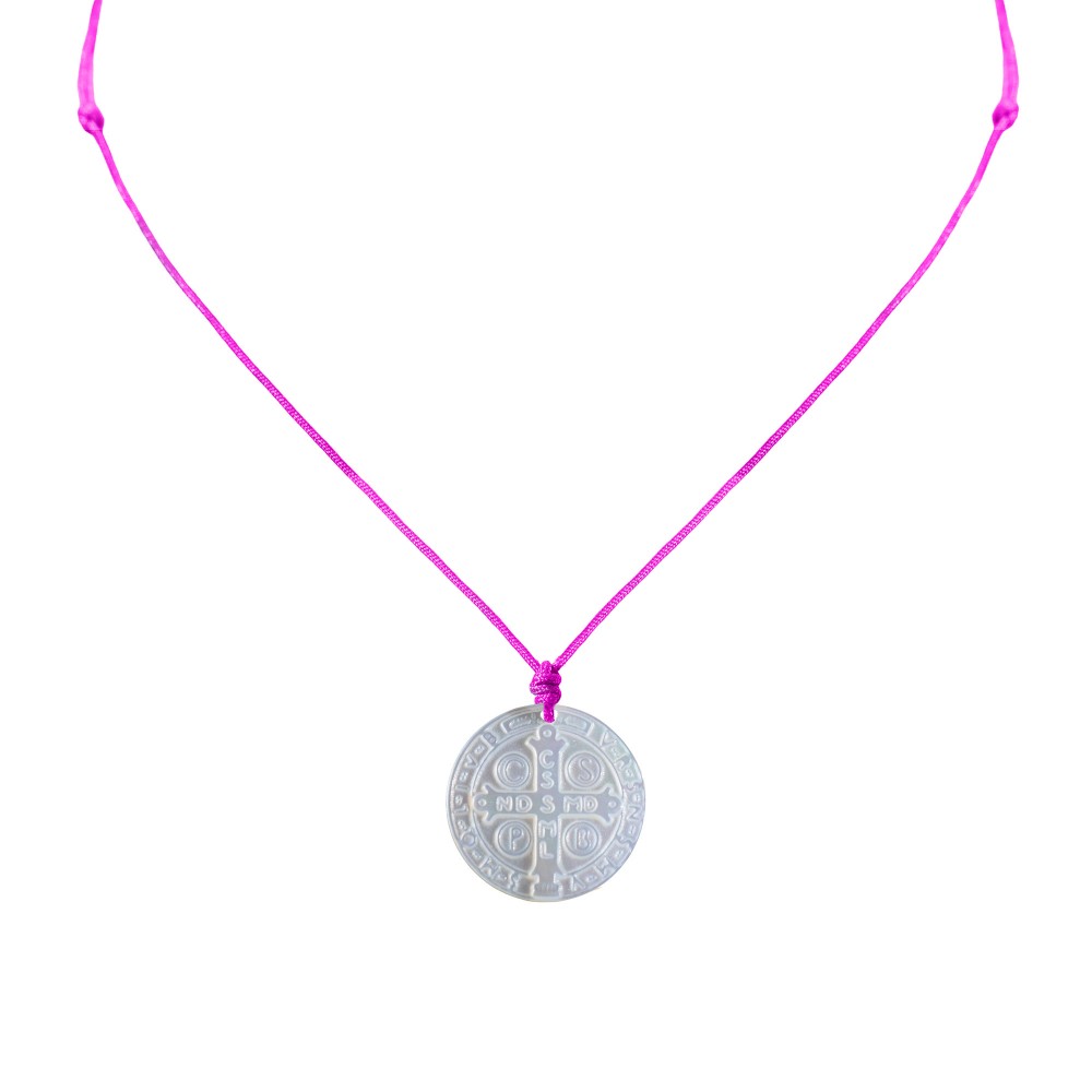 LES POULETTES BIJOUX Collier Lien Croix de Saint Benoit en Nacre - Fuchsia